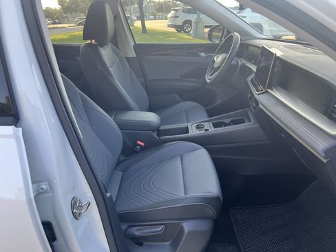 Used 2025 Volkswagen Tiguan SE w/ Panoramic Sunroof Package FWD image 27