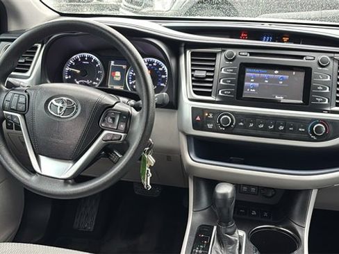 Used 2017 Toyota Highlander LE w/ Carpet Mat Package image 10