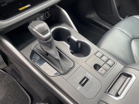 Used 2023 Toyota Highlander L image 19