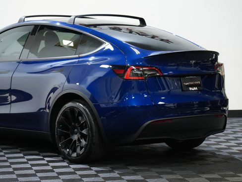 Used 2021 Tesla Model Y Long Range image 16