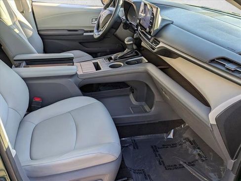Used 2021 Toyota Sienna XLE image 21