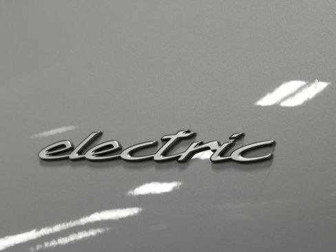 Certified 2025 Porsche Macan Electric RWD image 5