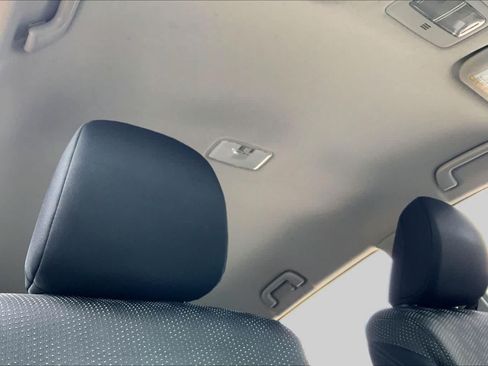 Used 2009 Pontiac Vibe w/ Preferred Package FWD image 13