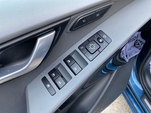 Used 2023 Kia Niro SX Touring image 18