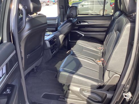 Used 2024 Jeep Wagoneer L Series III w/ Flexible Seating Group AWD/4WD image 11