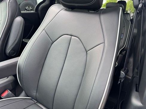 New 2027 Chrysler Pacifica Limited FWD image 31