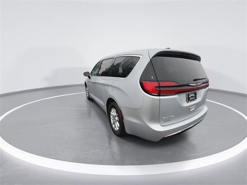 Used 2024 Chrysler Pacifica Touring-L image 7