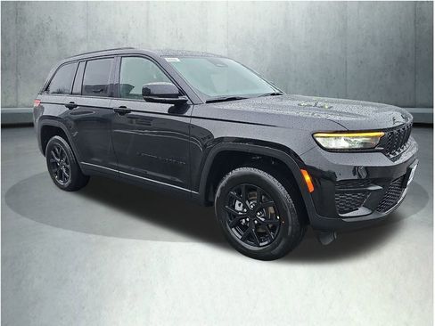 New 2025 Jeep Grand Cherokee Laredo image 8