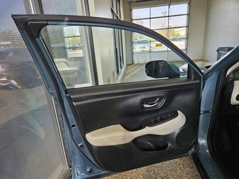 Used 2023 Honda HR-V LX image 17