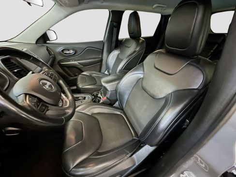 Used 2019 Jeep Cherokee Latitude Plus AWD/4WD image 13