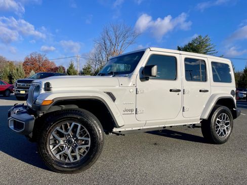 Used 2024 Jeep Wrangler Sahara image 33