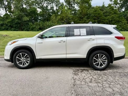 Used 2019 Toyota Highlander XLE AWD/4WD image 3