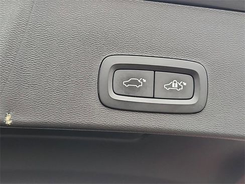 Used 2021 Volvo XC40 T5 Momentum w/ Premium Package image 31