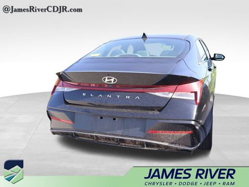 Used 2025 Hyundai Elantra SEL FWD image 13