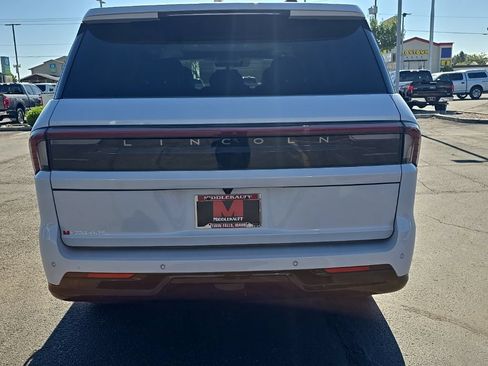 Used 2025 Lincoln Navigator Reserve AWD/4WD image 4
