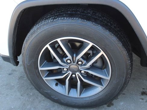 Used 2019 Jeep Grand Cherokee Limited image 13