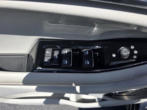 Used 2022 Jeep Grand Cherokee Overland w/ Luxury Tech Group IV image 13