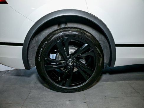 Used 2024 Volkswagen Tiguan SE R-Line image 40