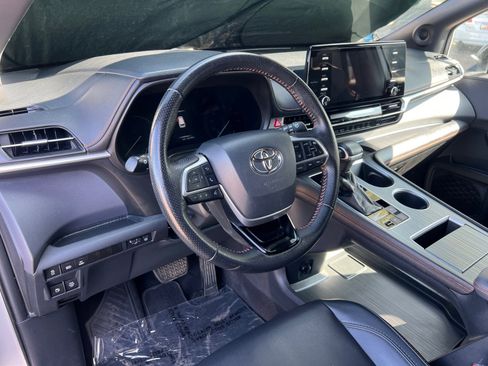 Used 2021 Toyota Sienna XSE w/ XSE Plus Package image 18