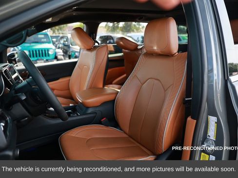Used 2023 Chrysler Pacifica Pinnacle image 10