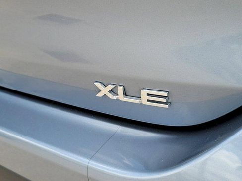 Used 2023 Toyota Highlander XLE FWD image 11