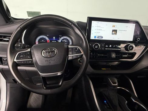 Used 2025 Toyota Highlander XSE AWD/4WD image 14