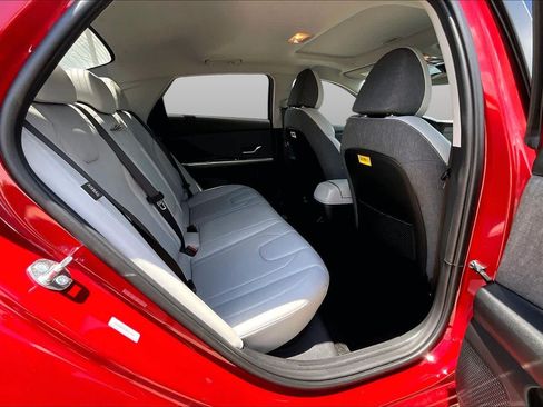 Used 2025 Hyundai Elantra Limited FWD image 17