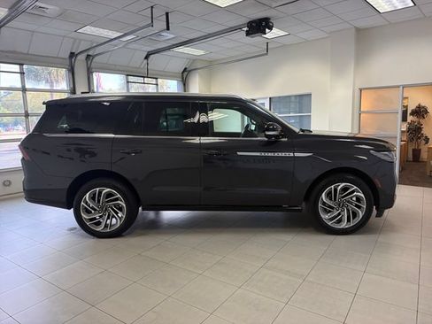 Used 2025 Lincoln Navigator Reserve AWD/4WD image 8