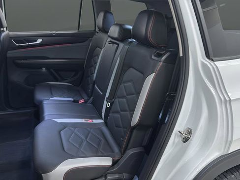 Used 2024 Volkswagen Atlas Peak Edition SE image 24