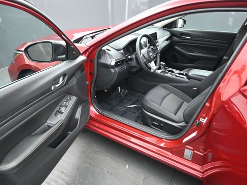 Used 2024 Nissan Altima 2.5 SV image 12