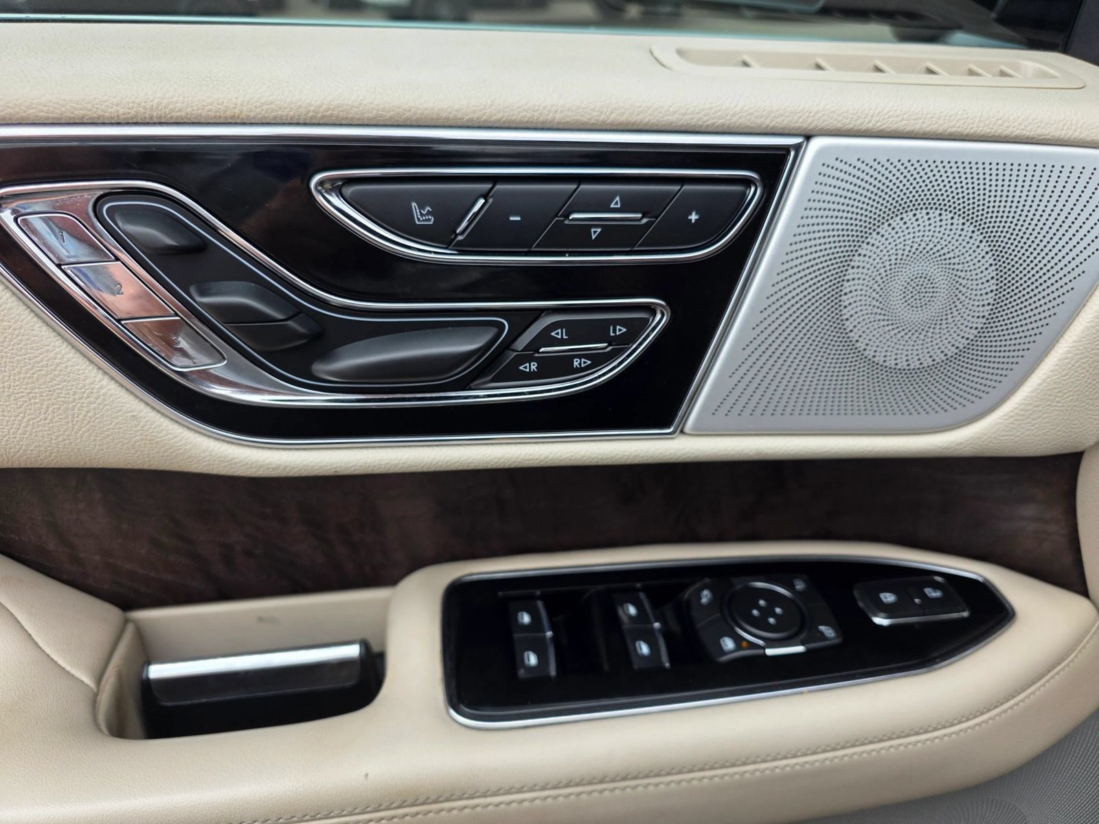 Used 2018 Lincoln Navigator Reserve w/ Technology Package AWD/4WD image 13