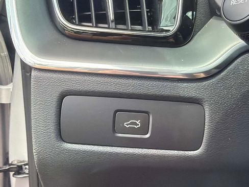 Certified 2025 Volvo XC60 B5 Core AWD/4WD image 28