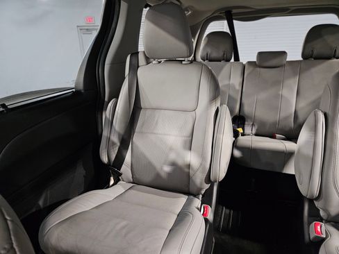 Used 2018 Toyota Sienna Limited image 12