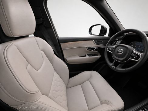 Certified 2026 Volvo XC90 T8 Plus w/ Protection Package Premier AWD/4WD image 11