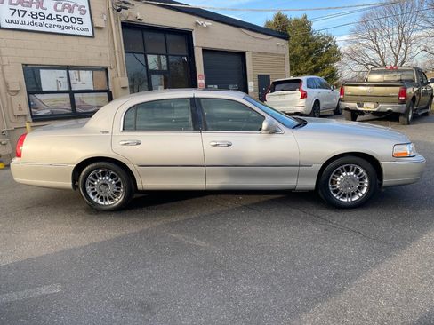 Used 2008 Lincoln Town Car Signature Limited image 2