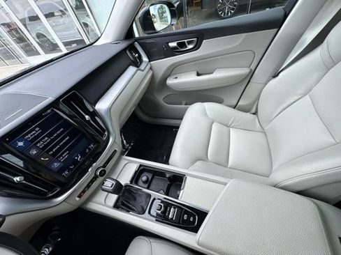 Used 2019 Volvo XC60 T5 Momentum w/ Multimedia Package AWD/4WD image 22