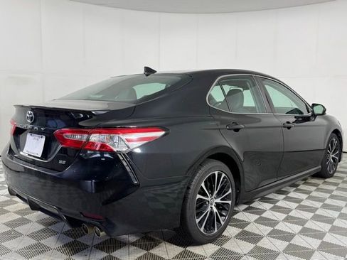 Used 2020 Toyota Camry SE FWD image 6