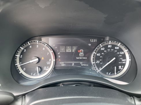 Used 2020 Toyota Highlander XLE image 9