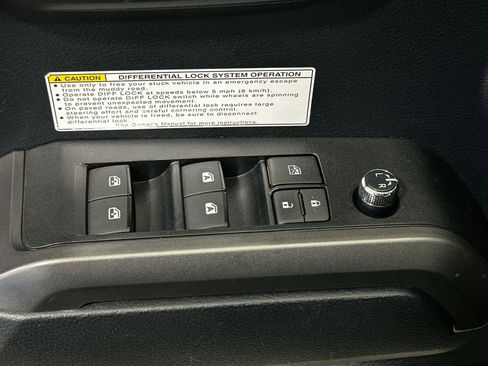 Used 2018 Toyota Tacoma SR image 16