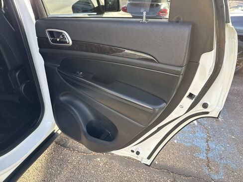 Used 2012 Jeep Grand Cherokee Laredo w/ Laredo E Group image 19