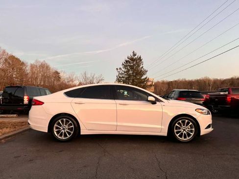 Used 2017 Ford Fusion SE w/ Fusion SE Technology Package image 4