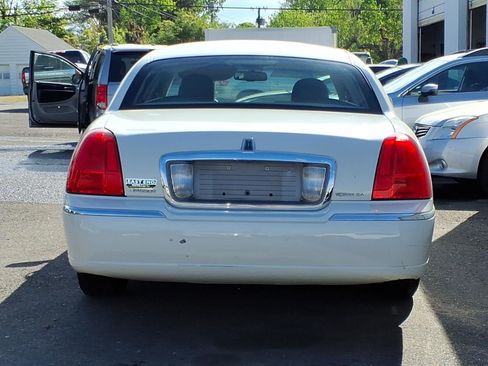 Used 2006 Lincoln Town Car Signature image 4