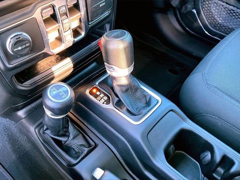 Certified 2023 Jeep Gladiator Willys image 29