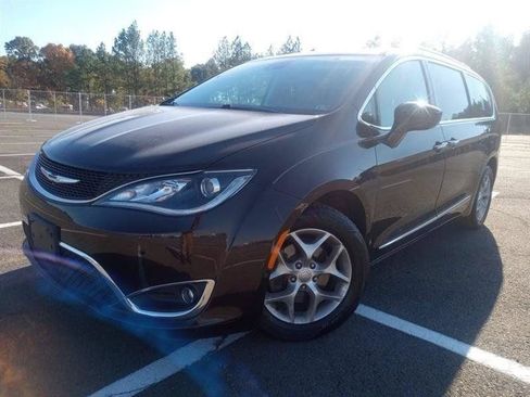 Used 2017 Chrysler Pacifica Touring-L Plus w/ Advanced Safetytec Group FWD image 2