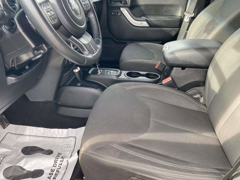 Used 2016 Jeep Wrangler Unlimited Sahara w/ Connectivity Group image 13