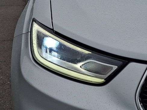 Used 2024 Chrysler Pacifica Touring-L FWD image 12