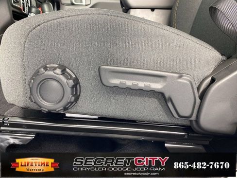 New 2025 Jeep Gladiator Sport image 13