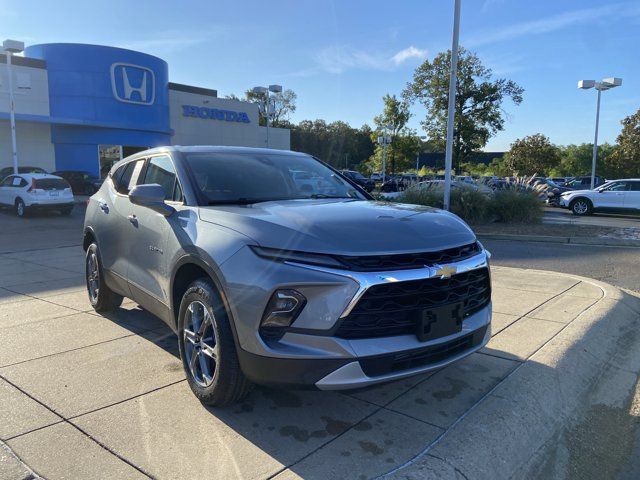Used 2025 Chevrolet Blazer LT FWD image 2
