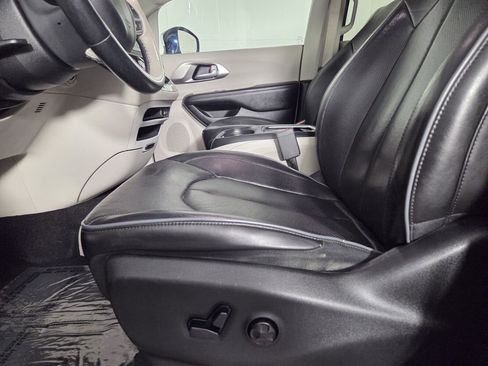 Certified 2018 Chrysler Pacifica Limited w/ Advanced Safetytec Group image 12