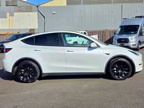 Used 2023 Tesla Model Y Long Range AWD/4WD image 9